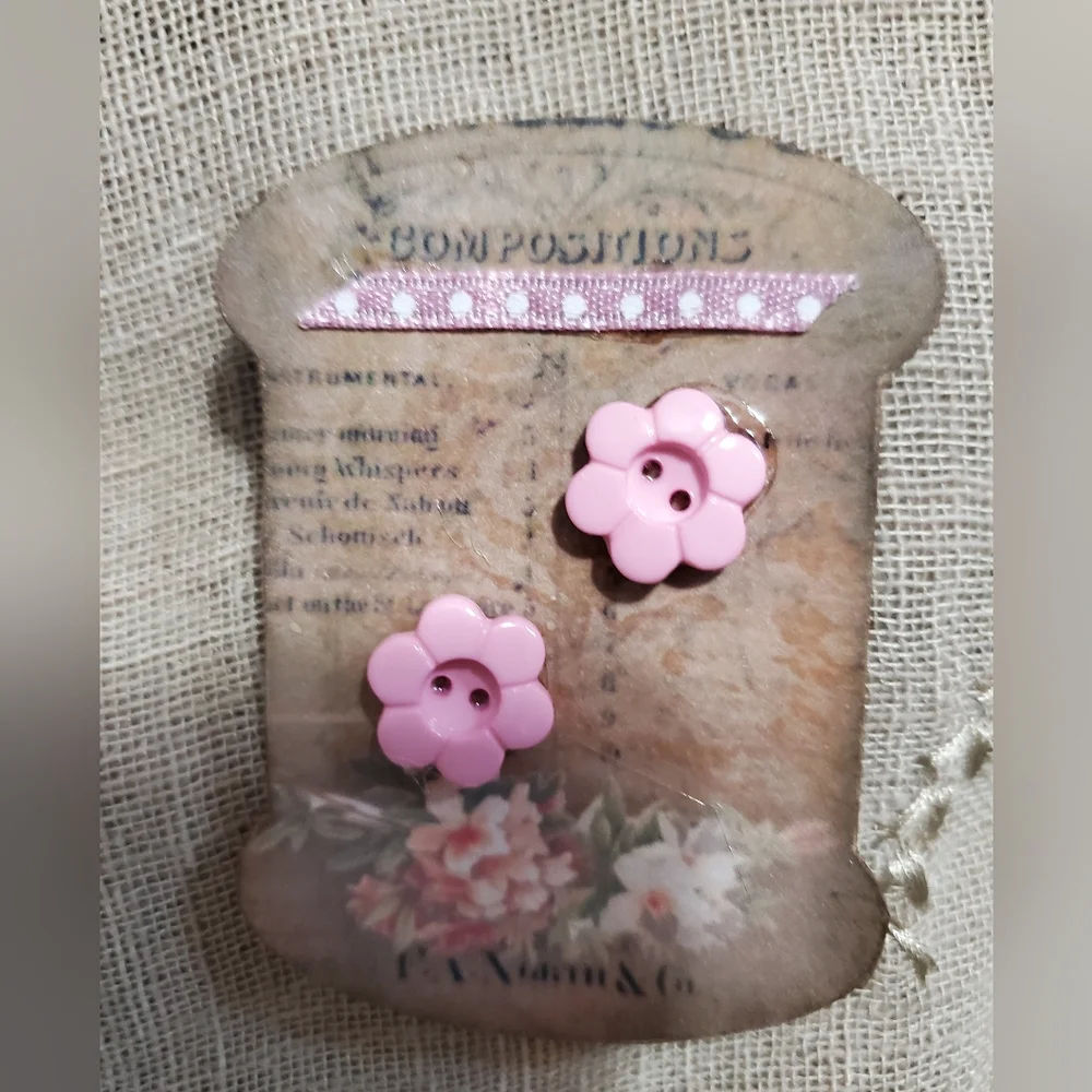 🙏 HAND CRAFTED Set of 8 button card tags ephemera - Picture 9 of 11